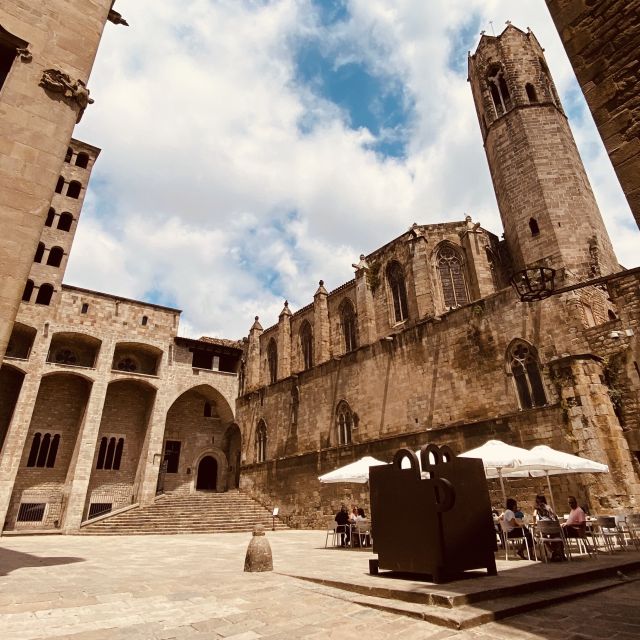 Barcelona: Gothic Quarter Guided Tour With Flamenco & Tapas