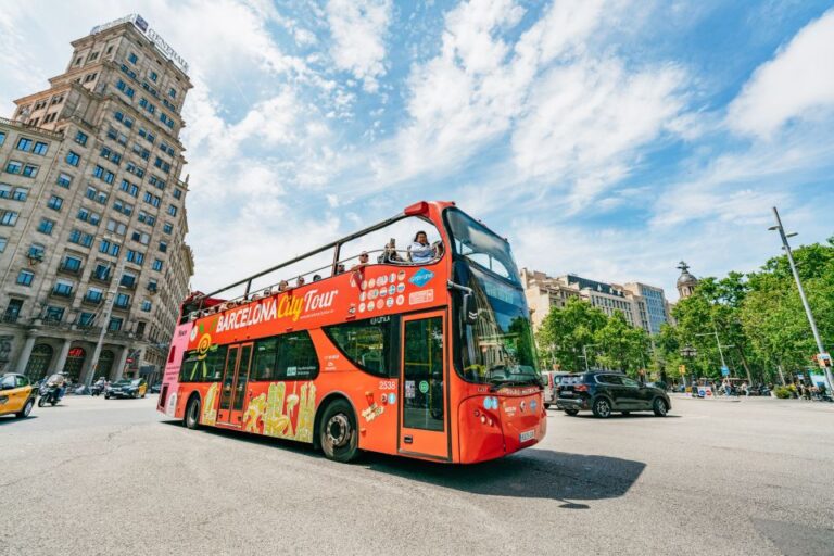 Barcelona: Hop-On Hop-Off Bus & Aquarium Tour