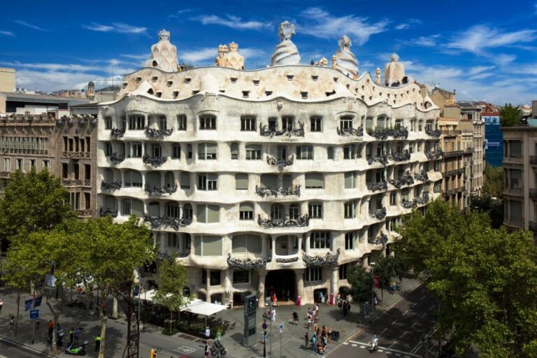 Barcelona: La Pedrera Sunrise Guided Tour