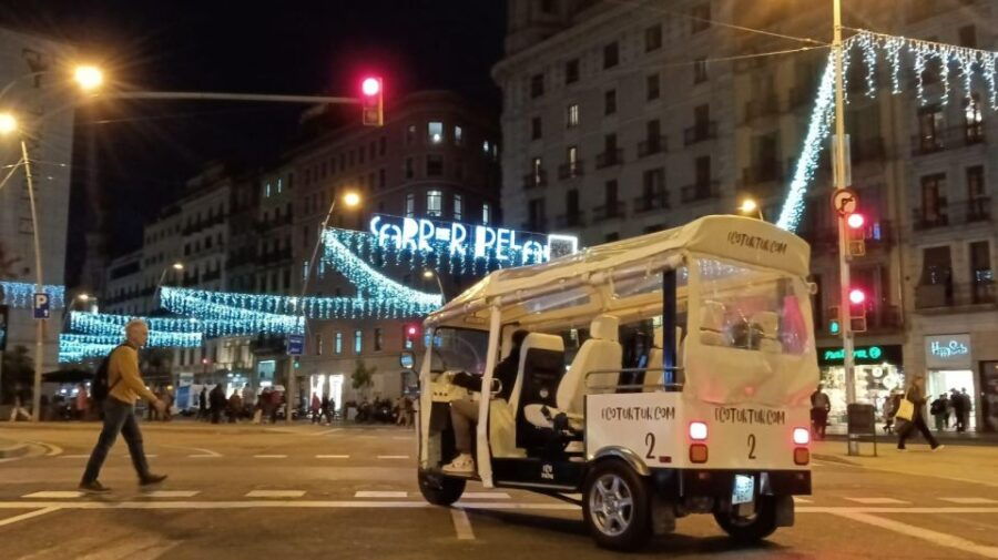 Barcelona: Private Christmas Lights Tour by Eco Tuk Tuk