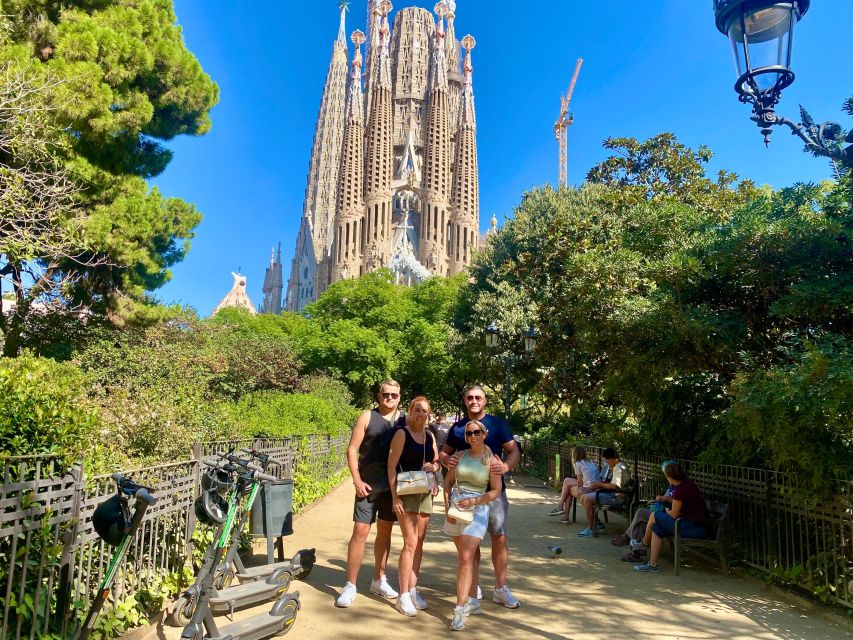 Barcelona: Private E-bike Tour / E-Scooter Local Guide