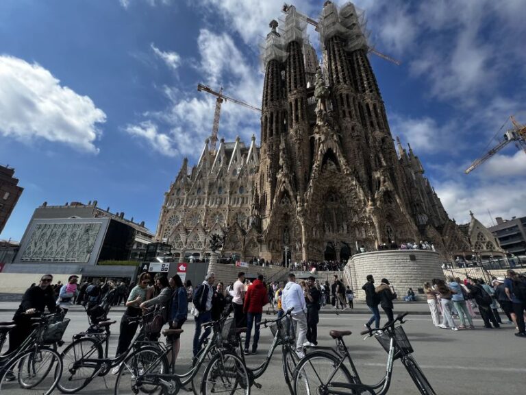 Barcelona: Private E-Bikes Tour / Electric Scooter