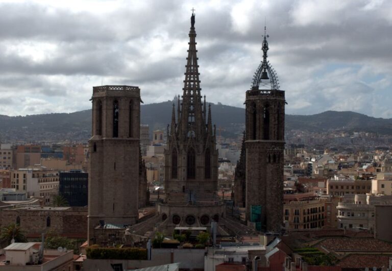 Barcelona: Private Gothic Quarter & Eixample Highlights Tour