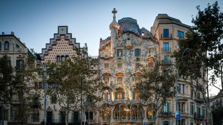 Barcelona: Sagrada Familia and City Tour With Hotel Pickup