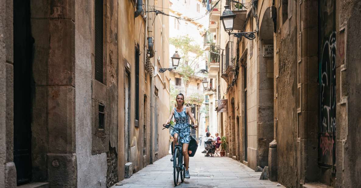 Barcelona: Sagrada Familia & City Sights Bike or E-Bike Tour