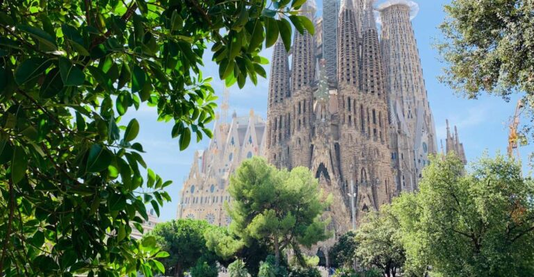 Barcelona: Sagrada Família Outdoor Walking Tour