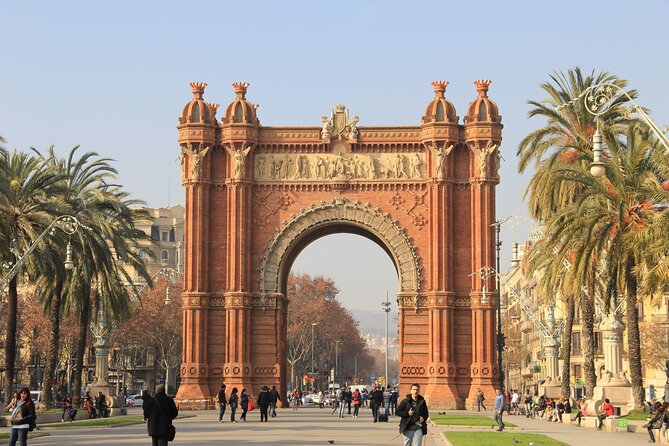 Barcelona Scavenger Hunt and Best Landmarks Self-Guided Tour