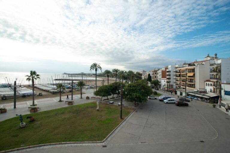 Barcelona: Tarragona & Sitges Guided Day Trip With Transfers