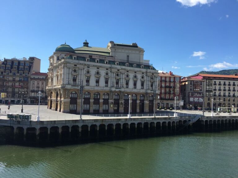 Bilbao: Classic & Modern Guided Walking Tour With Pintxos