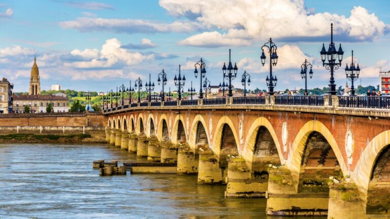 Bordeaux: City Exploration Game and Tour