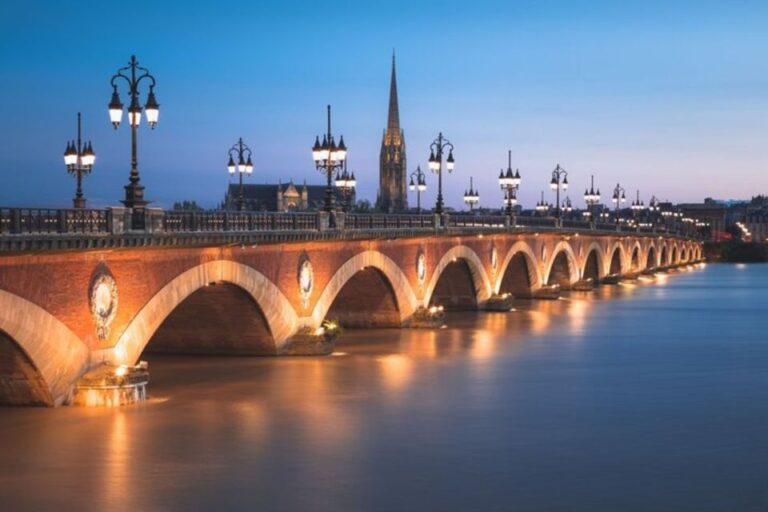 Bordeaux: Private Custom Tour With a Local Guide