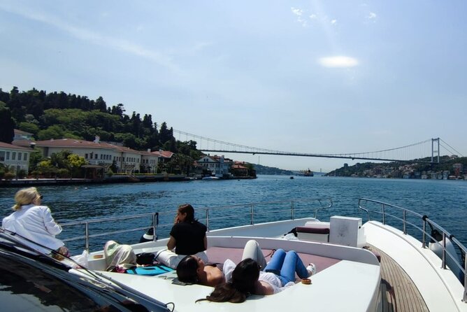 Bosphorus Yacht Cruise With a Visit to Kanlica in Asian Side