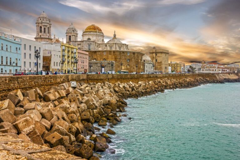 Cadiz: Mysteries and Crimes Walking Tour With Souvenir