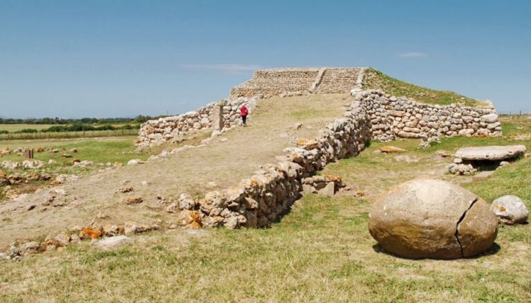 Cagliari: Castelsardo & the Sardinian Pyramide Private Tour