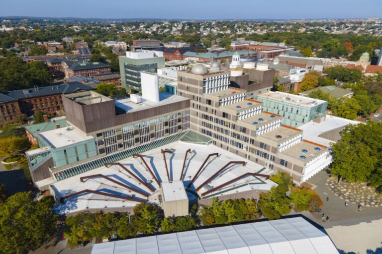 Cambridge: Harvard Campus Self-Guided Walking Tour