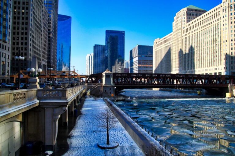 Chicago: Riverwalk Self-Guided Walking Tour