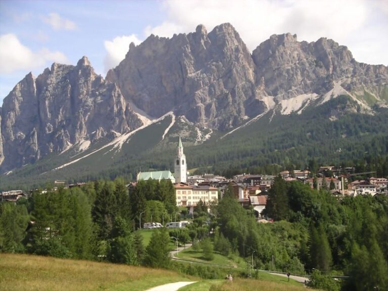 Cortina D’Ampezzo: Cortina Valley and Lakes Guided Tour