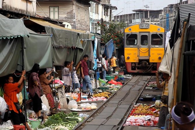 1 damnoen saduak floating market maeklong railway market tour sha plus Damnoen Saduak Floating Market & Maeklong Railway Market Tour (SHA Plus)