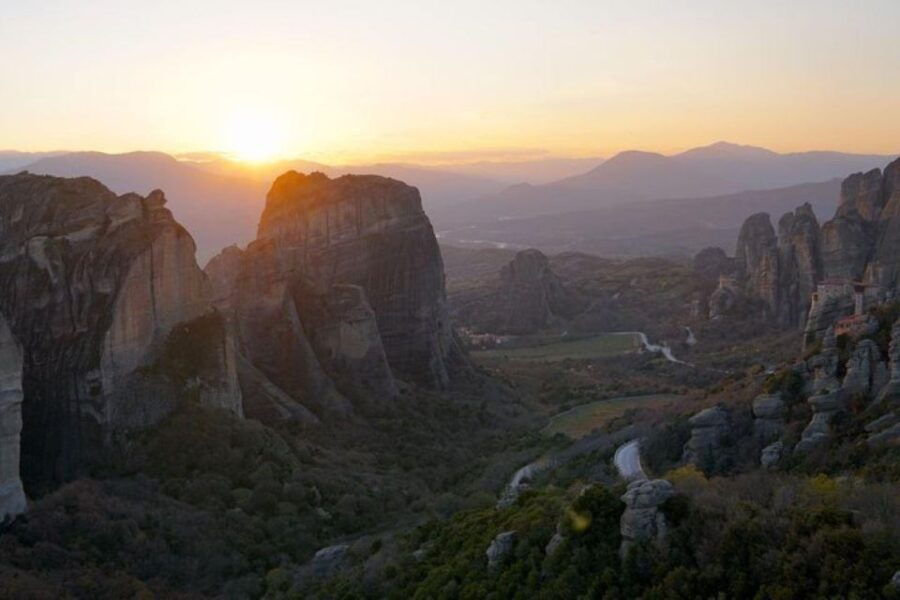 From Athens: 2-Day Delphi, Meteora, and Thermopylae Tour