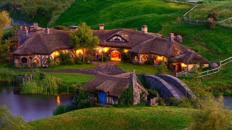 From Auckland: Hobbiton Movie Set Full-Day Trip