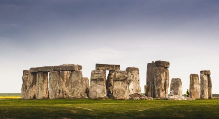 From Bristol: Stonehenge and Cotswold Villages Day Tour