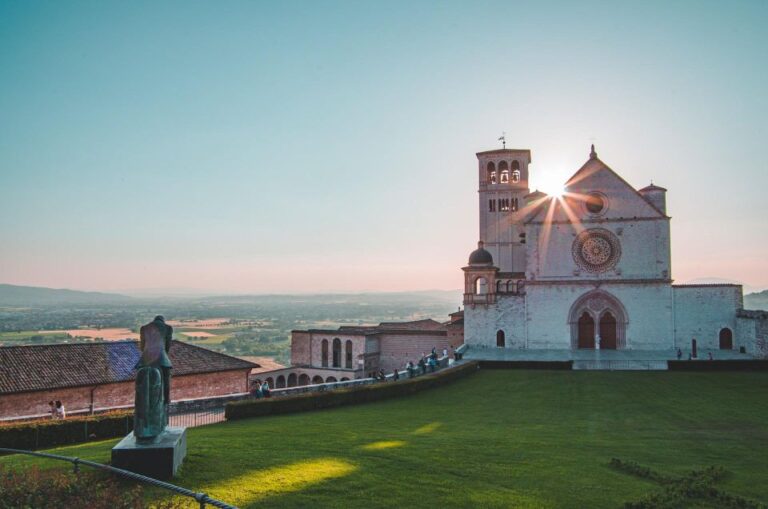 From Florence: Private Minivan Excursion to Assisi & Cortona