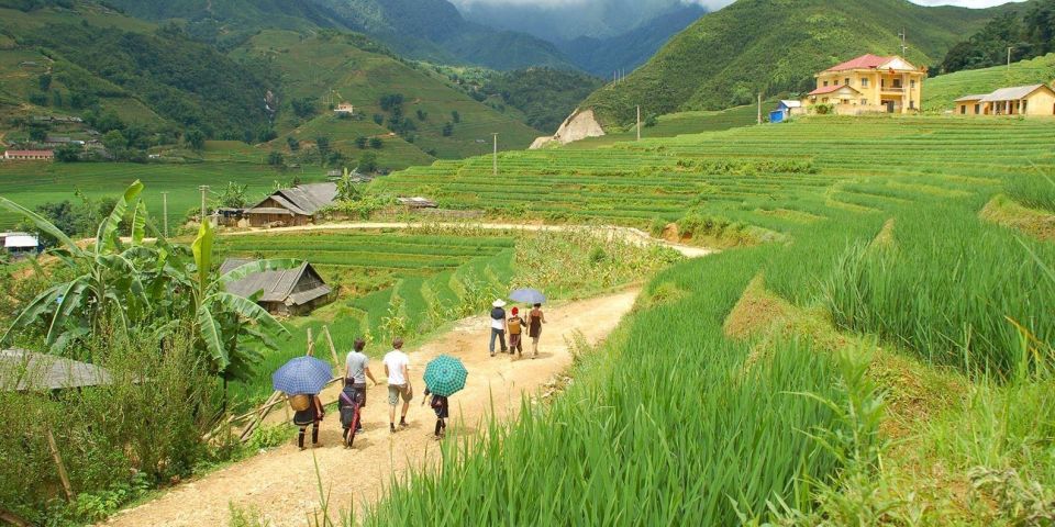 From Hanoi: Trek and Stay: 3-Day Sapa Highlands Adventure