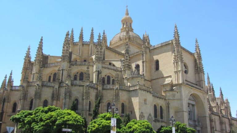 From Madrid: Segovia Tour With Cathedral and Alcazar Entry