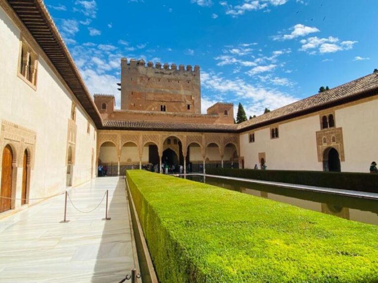 From Malaga: Alhambra Guided Tour With Entry Tickets