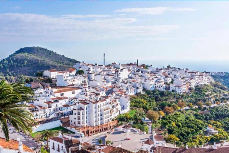 From Malaga: Private Guided Day Trip to Nerja and Frigiliana