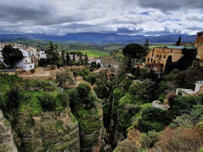 From Malaga: Ronda and Setenil De Las Bodegas Day Trip