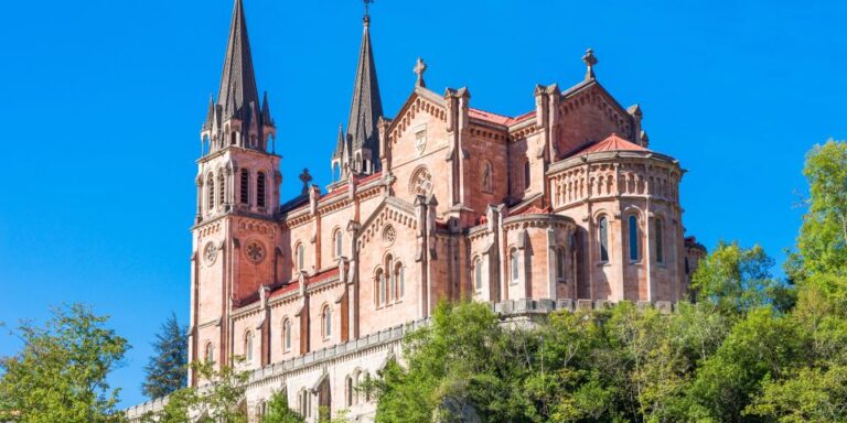 From Oviedo: Covadonga Lakes and Cangas De Onís Bus Day Trip