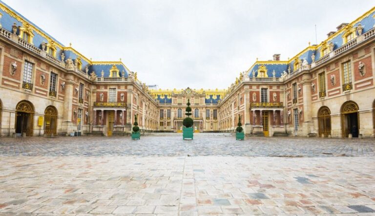 From Paris: Roundtrip Shuttle to Versailles