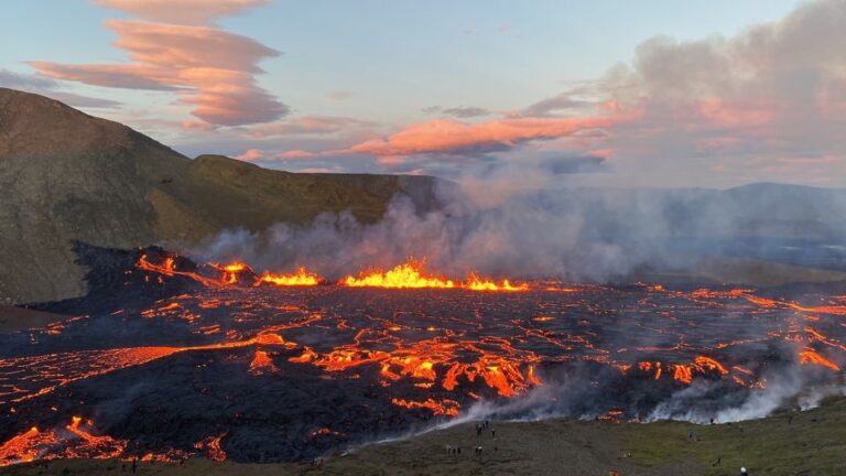 From Reykjavik: Reykjanes Geopark Tour and Sky Lagoon Visit