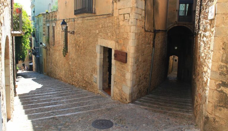 Girona: Small Group Jewish History Tour of Girona and Besalú