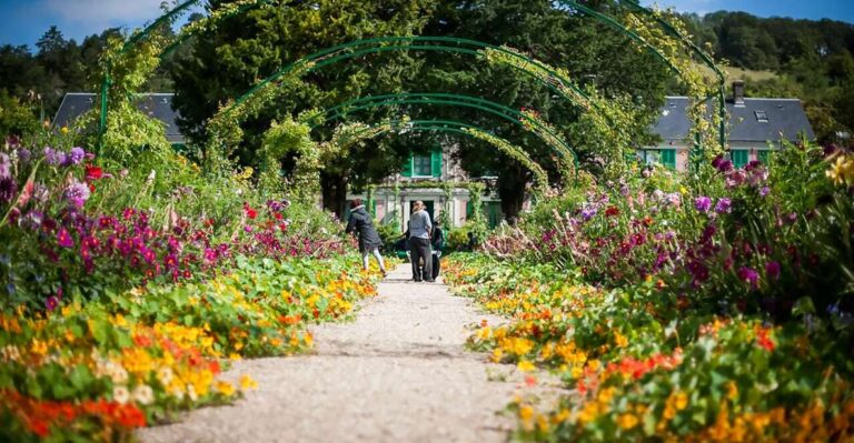 Giverny: Monets House and Gardens Guided Tour