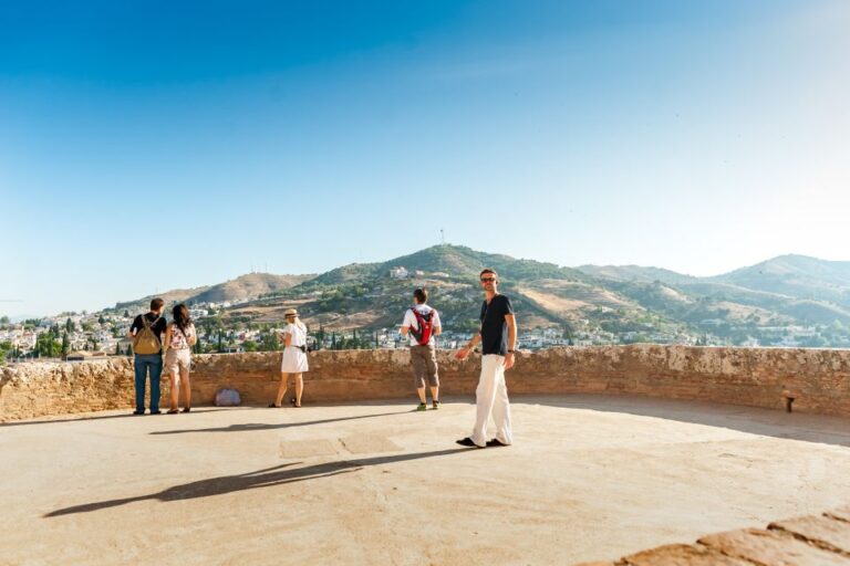 Granada: Alhambra and Generalife Garden Ticket & Guided Tour