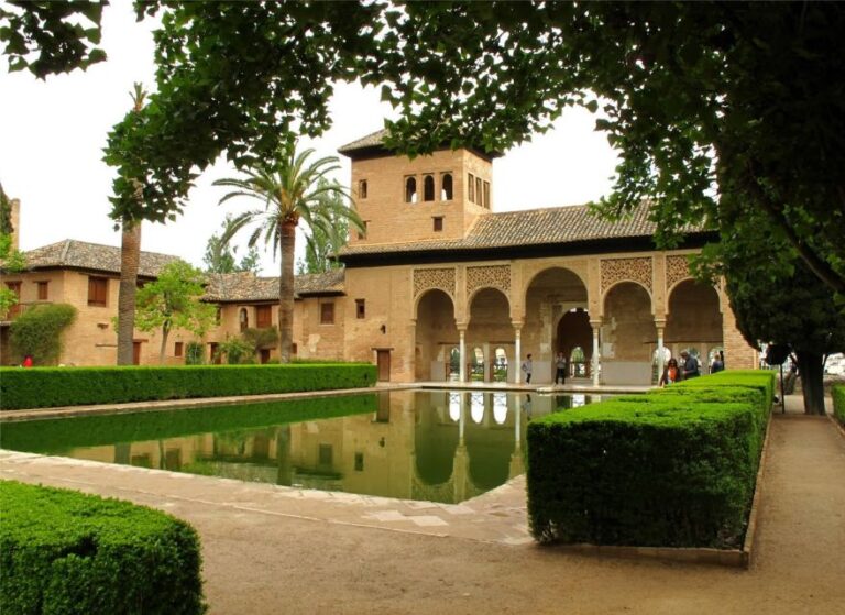 Granada: Alhambra and Generalife Gardens Guided Tour