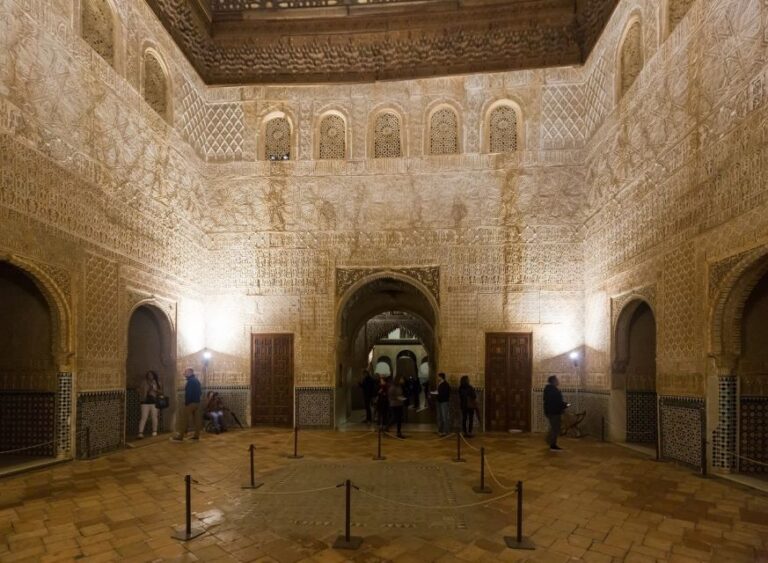 Granada: Alhambra and Nasrid Palaces Private Tour