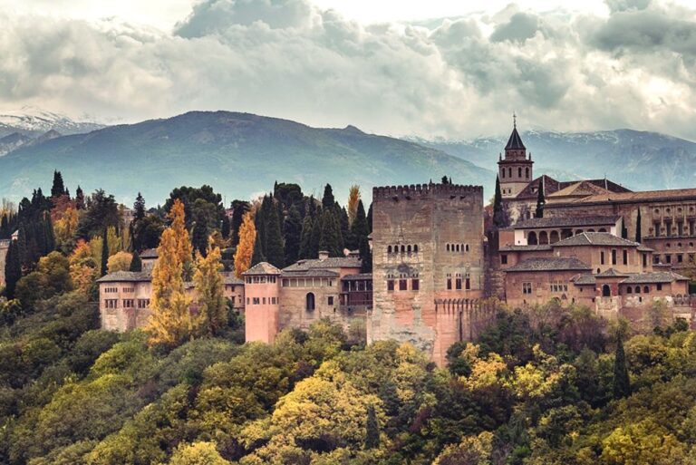 Granada: Alhambra, Cathedral, Royal Chapel and Albayzin Tour