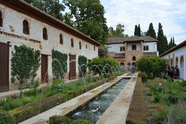 Granada: Alhambra Guided Tour W/ Nasrid Palaces & City Pass