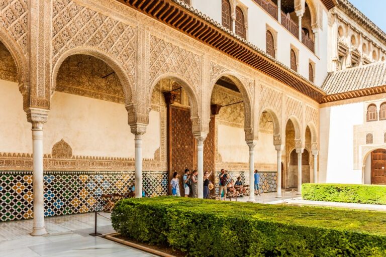 Granada: Alhambra & Nasrid Palaces Tour With Tickets