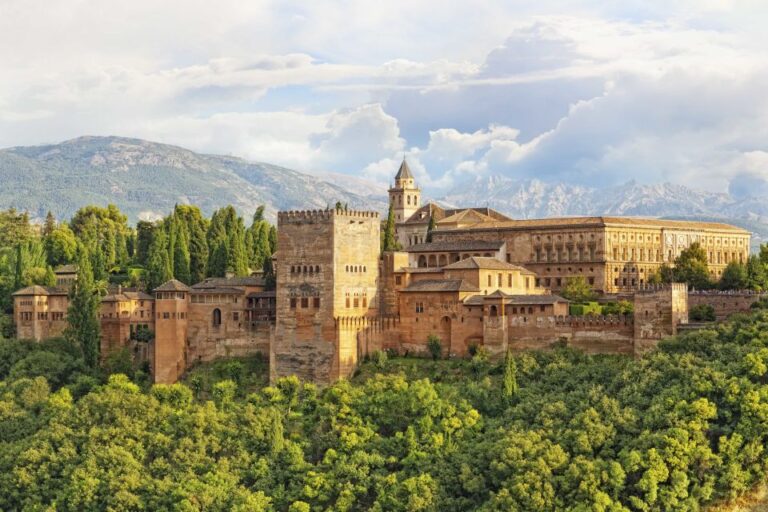 Granada: Alhambra Tour in a Premium Group