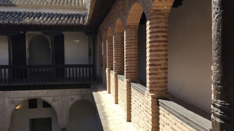 Granada Historic: Dobla De Oro in the Albaicín Neighborhood