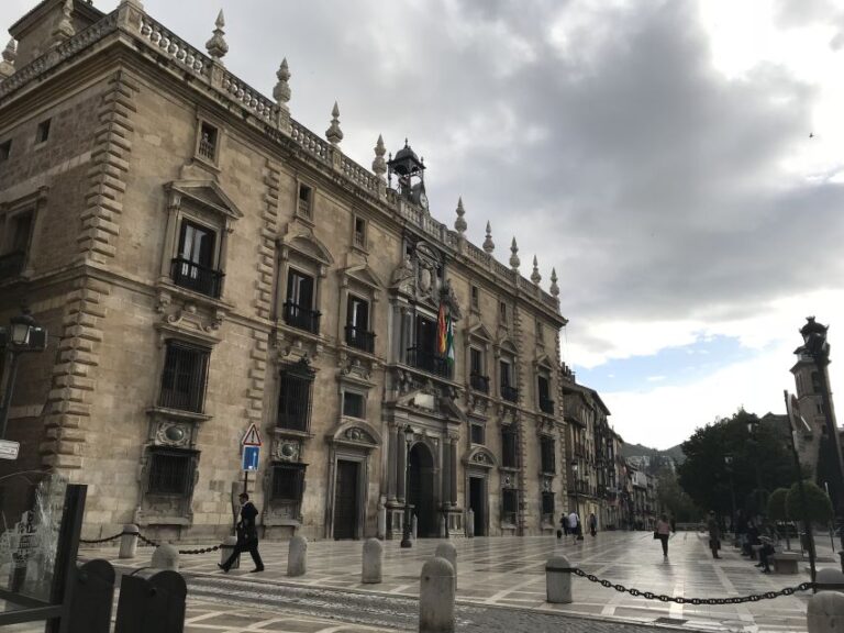 Granada: Historical City Center and Albaicín Private Tour