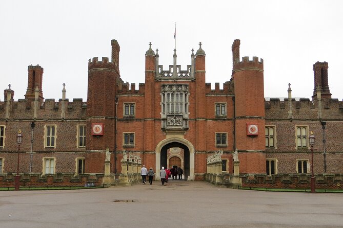 Hampton Court Palace, Stonehenge & Roman Bath Private Tour With Passes
