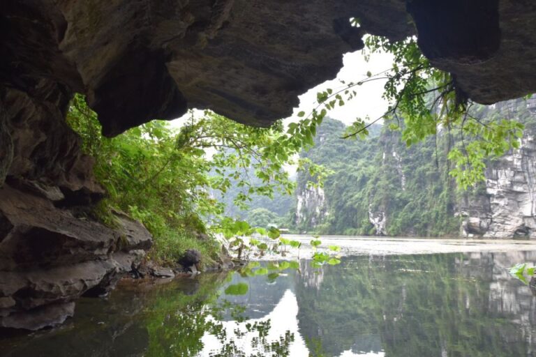 Hoa Lu -Tam Coc Rowing Boat, Buffet Lunch, Limousine Van