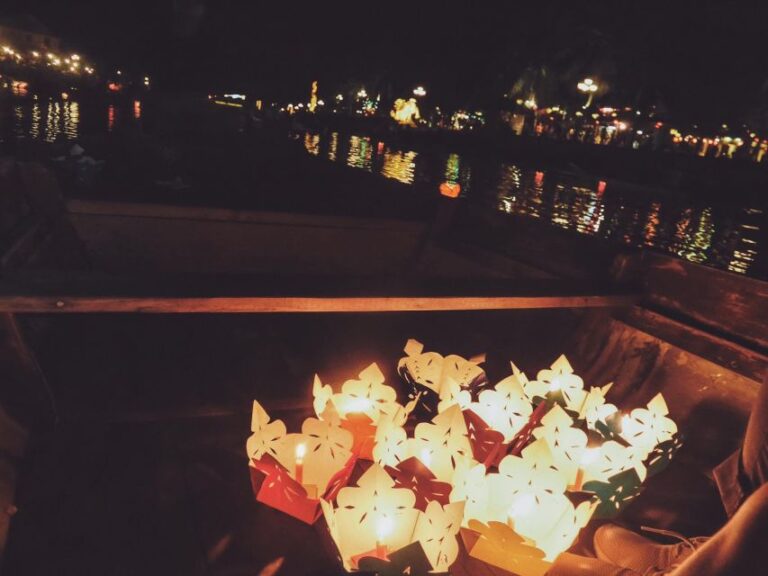 Hoi An: Night Boat Trip and Release Lantern at Hoai River