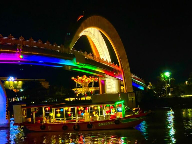 HOI AN NIGHT MARKET & BOAT TRIP WITH LANTERN