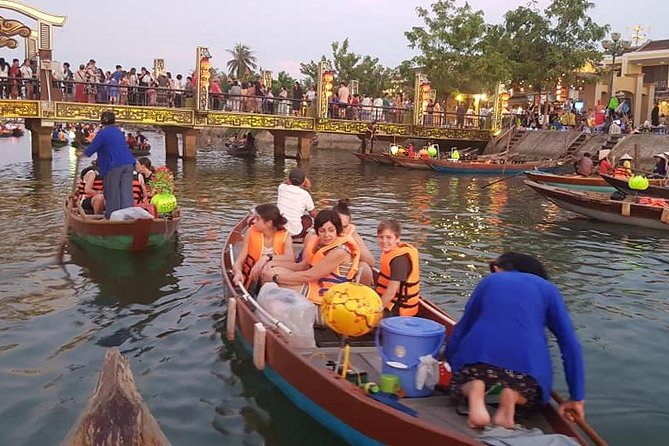 Hoi an Nightlife Tour With Hoi an Ancient Walking Tour, Boat Ride, Night Market